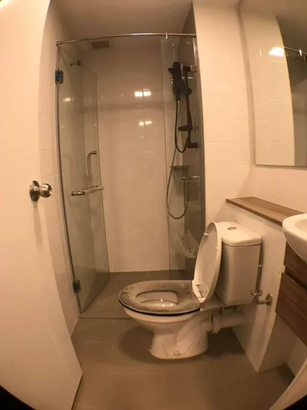 The room is very beautiful, fully decorated (rare) with mirrors on the whole wall. Anyone who likes a beautiful, luxurious room should not miss it.