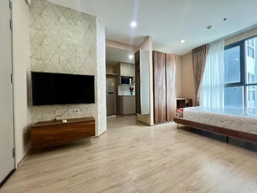 For rent, Ideo Q Chula - Samyan, STUDIO room, well decorated. Install wallpaper throughout the room. Don't miss it.