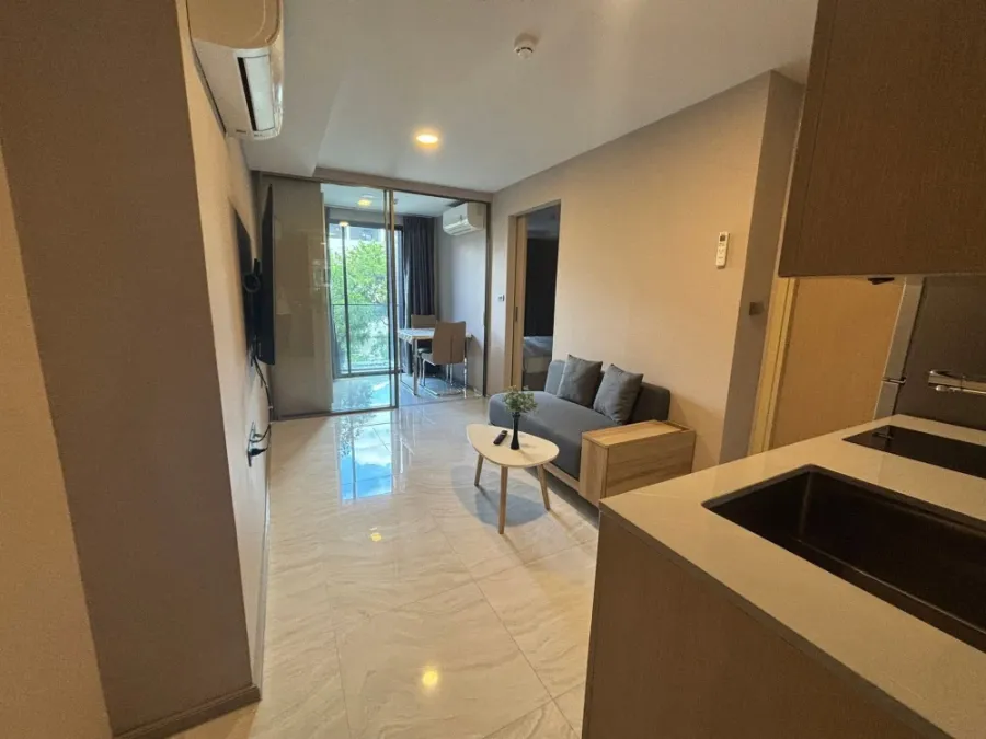 Walden Asoke for rent, a luxury project in the heart of Asoke. Beautifully decorated and fully furnished; move-in ready.