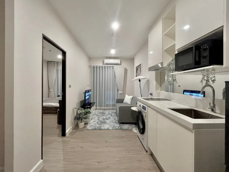 For rent: The Sky Sukhumvit, 4th floor, beautiful room, comes with complete decorations. Book now quickly.