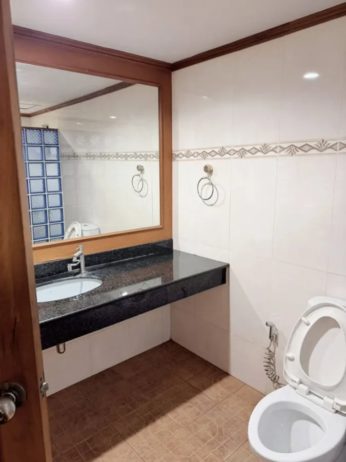 State Tower Condominium for sale, 46th floor. Stunning city view, beautiful unit, private and comfortable living environment. Fully furnished with bui