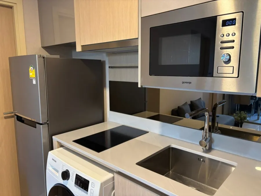 Walden Asoke for rent, a luxury project in the heart of Asoke. Beautifully decorated and fully furnished; move-in ready.