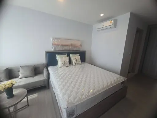 Condo for rent at Life Sathorn-Sierra. Nice unit on the 35th floor with amazing views. Great price! Book now, don't miss out! images