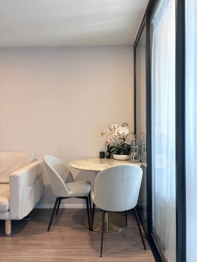 For sale or rent: The Origin Ramintra 83 station, decorated in minimalist style. Install wallpaper in the entire room. Move immediately.