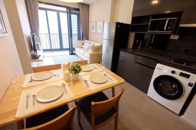 For rent, ashton asoke, luxury room, beautiful view, tight furniture, with a washing machine, very pleasant, hurry and take over before falling.