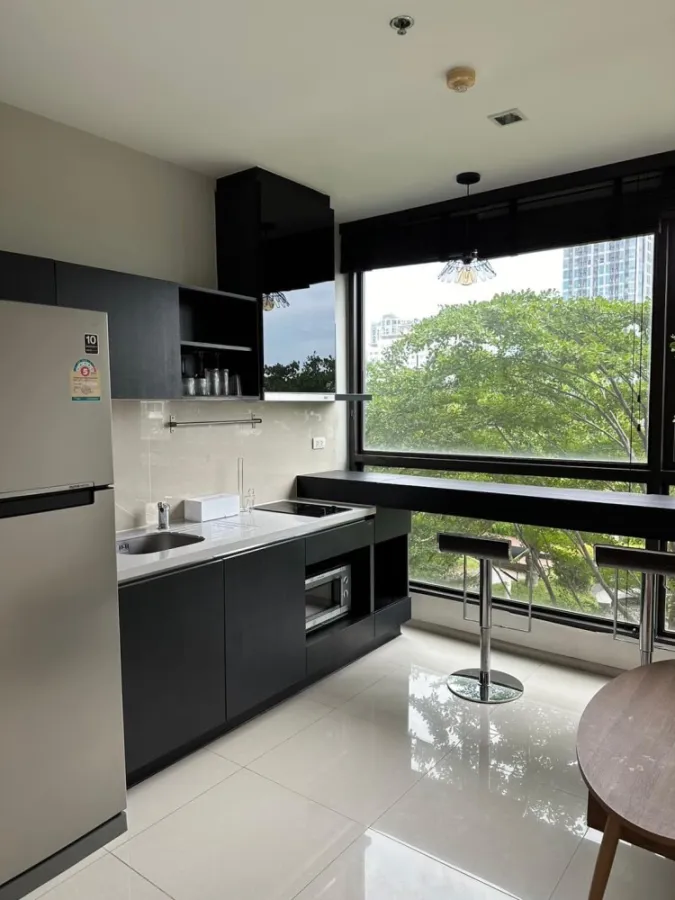 ให้เช่า คอนโด Rhythm สุขุมวิท 44/1 ชั้น 6 ระเบียงวิวสวนส่วนกลาง ตกแต่งพร้อม หอ้วกระเป่ามาได้เลยจ้า