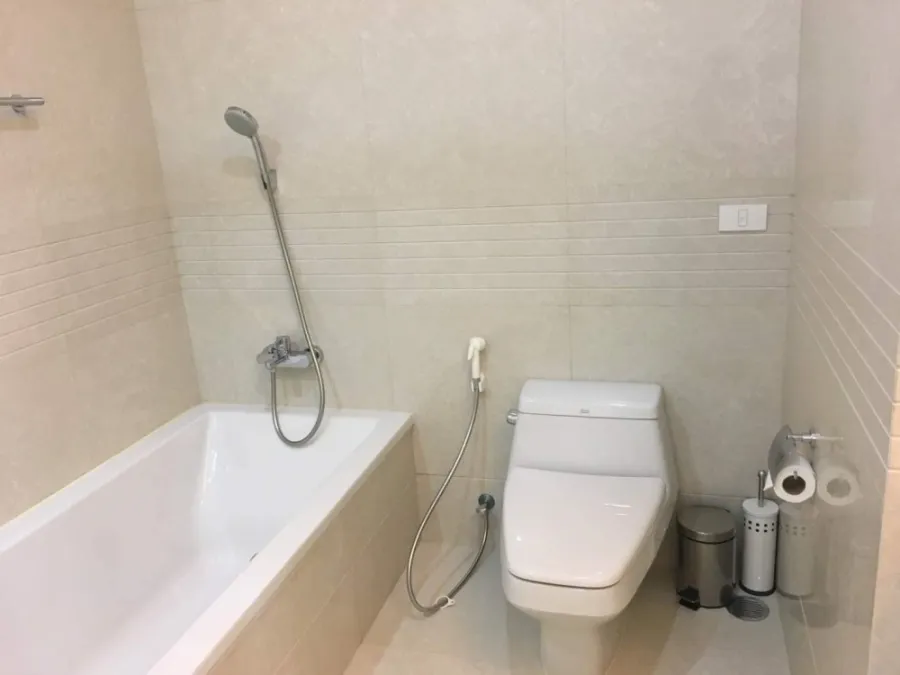 Condo for rent, Q Langsuan, large room, partitioned, beautifully decorated, comfortable to live in. Book first, get first.