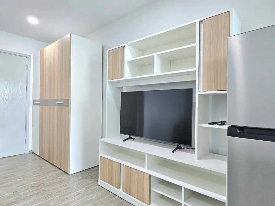 Rye Condo, Sukhumvit 101/1 for rent. The room is partitioned into separate, well-defined zones. Excellent value! Don't miss out!