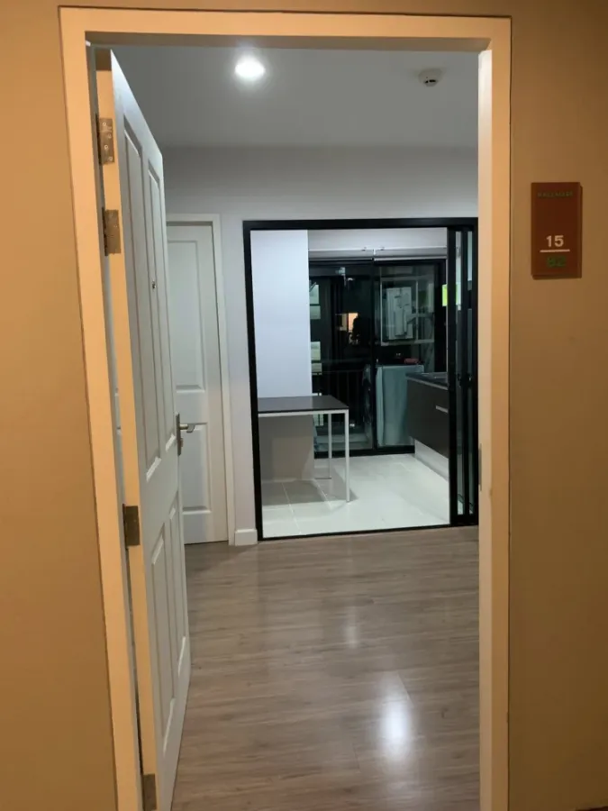 For rent: Hallmark Ngamwongwan, a resort-style condo with plenty of green space, divided into separate rooms, garden side, swimming pool view. Reserve