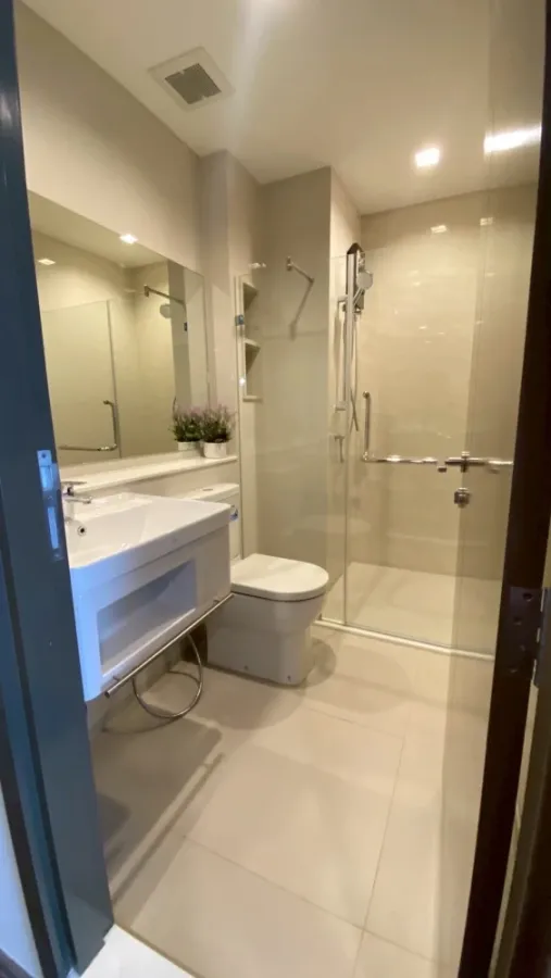 For rent: Life Ladprao Valley, spacious room, lots of usable space, simple and luxuriously decorated, comes with complete furniture, don't miss it.