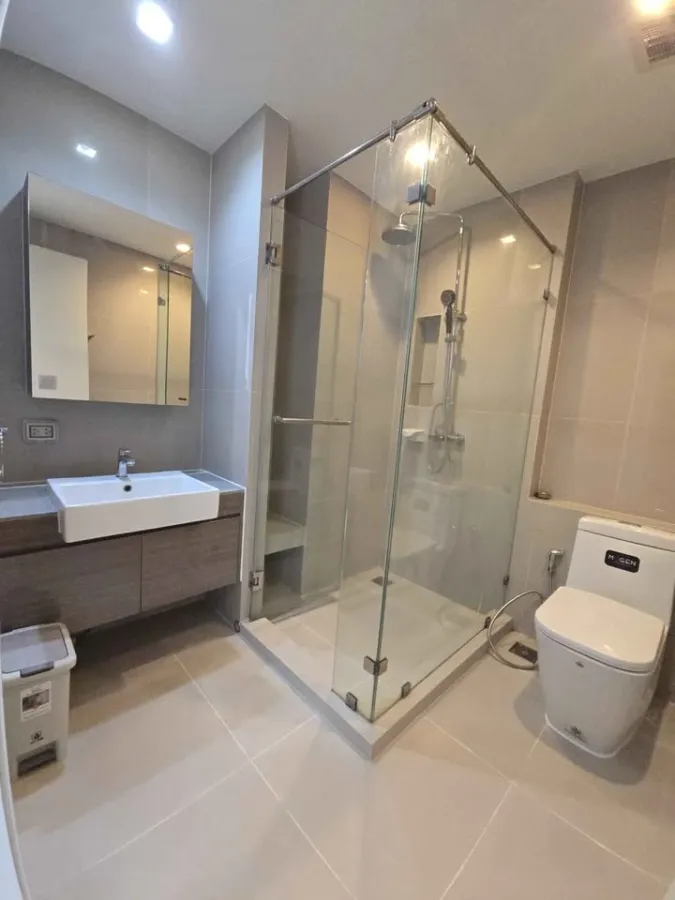 Quinn Ratchada 17 for rent, 1 bedroom, 1 bathroom, decorated in a cool theme, built-in headboard, beautiful city view, reserve now.