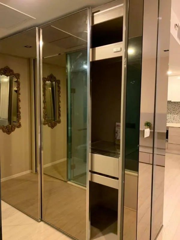 Condo for rent, The Room Sukhumvit 21, corner room, 15th floor, convenient transportation, near BTS Asoke, can't miss it !!