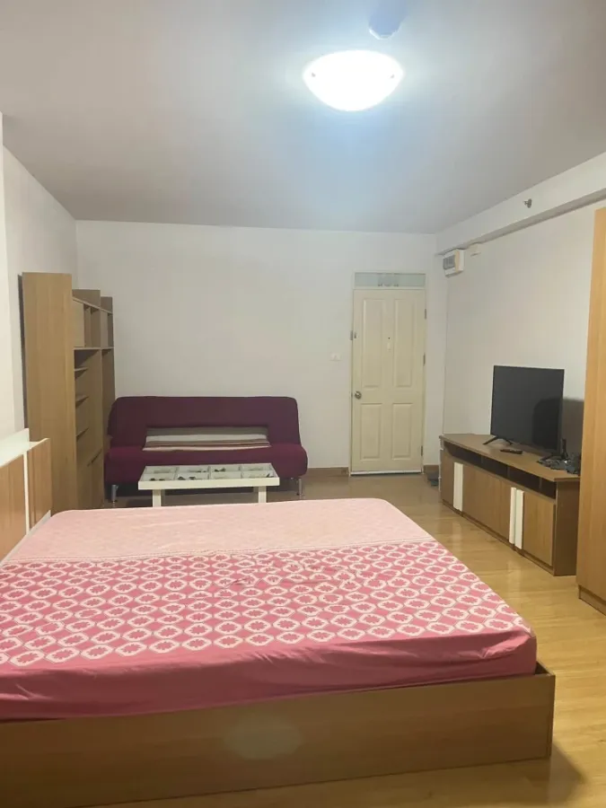 Studio apartment for rent at Supalai Park Srinakarin. Fully furnished with appliances. Just bring your bags and move in!