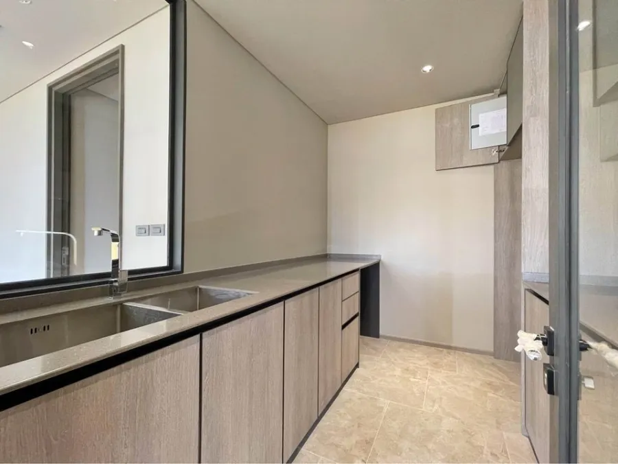 Kalm Penthouse for sale, empty room, very spacious, separated into sections. Luxurious condo in the heart of the city. Good like this. Must reserve qu
