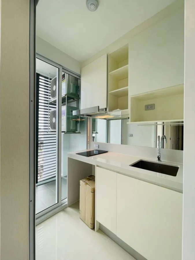 For rent, The Sky Sukhumvit, condo in the heart of the city, beautiful view, very good atmosphere, open and airy room, very comfortable for the eyes.