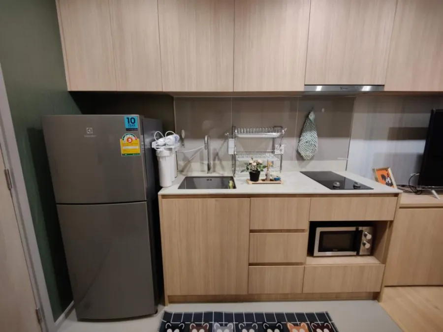 For rent M Jatujak, Building A, 18th floor, has a beautiful city view. Plus, the wall is attached to the wall around the room. Do not book, regret ins