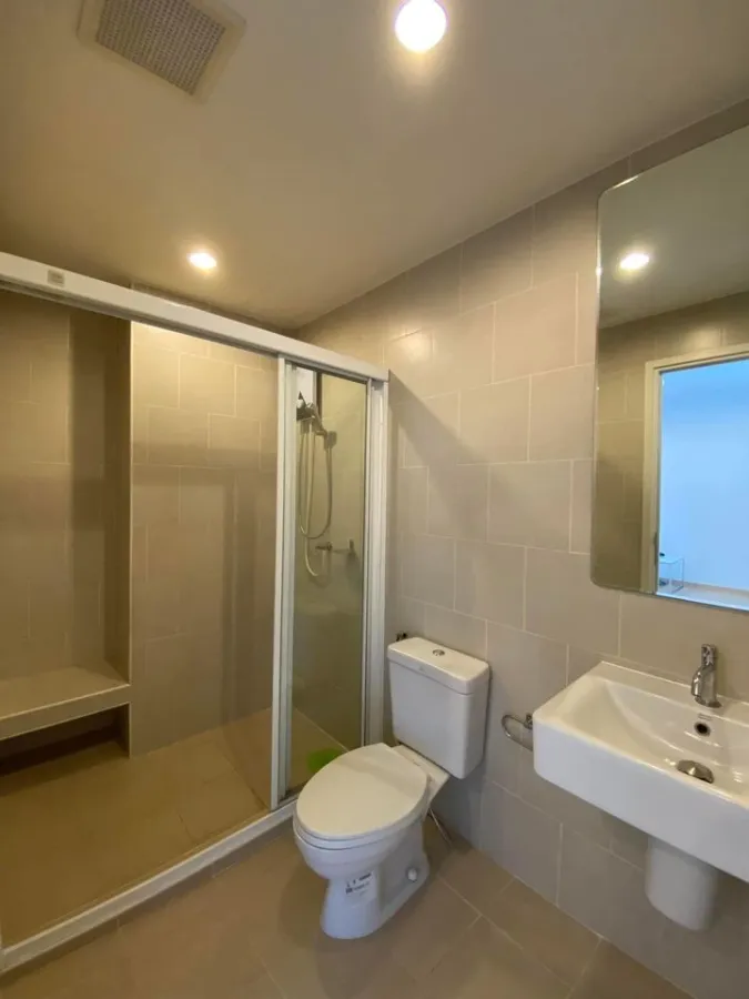 Condo for sale, The Base Chaengwattana, built-in kitchen in minimalist style Comes with a lot of extras. Hurry up to reserve.