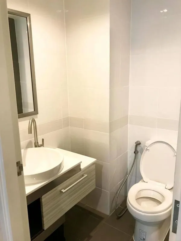 For rent, JW Condo @ Don Mueang, spacious room, comfortable at a low price, near the airport, easy to travel, don't miss it.