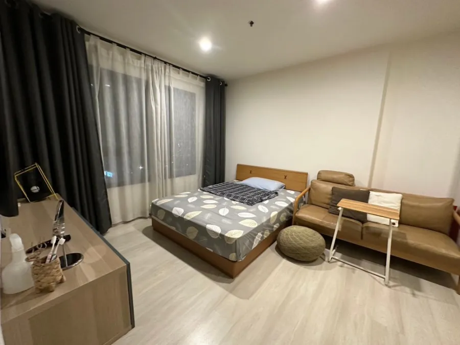 For rent, Life Asoke, 23rd floor, open view, unblocked view, north facing room, has a large TV. Good quality genuine leather sofa. Must reserve.