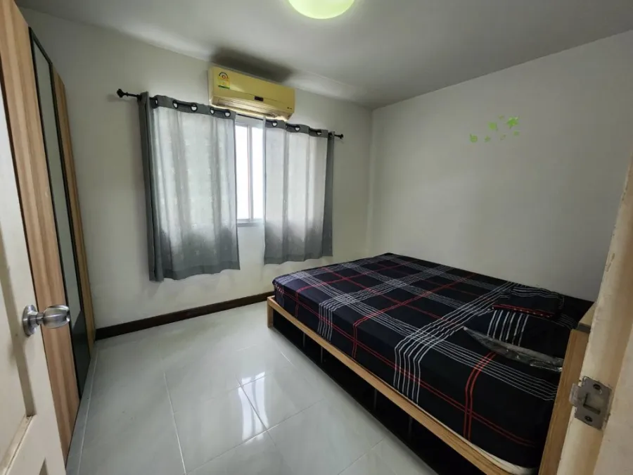 For sale: The Seasons Srinakarin, spacious room, airy, comfortable, comes with an affordable price. Book now, hurry.