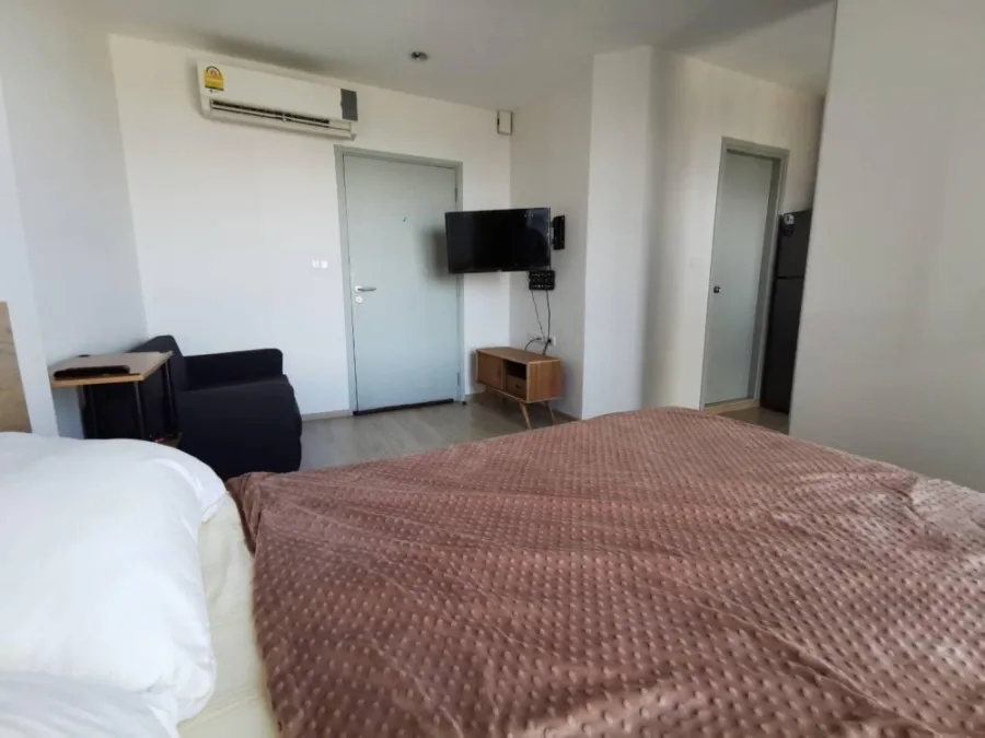 Condo for sale or rent, Ideo Sathorn-Tha Phra, corner room, private, swimming pool view. Don't delay.