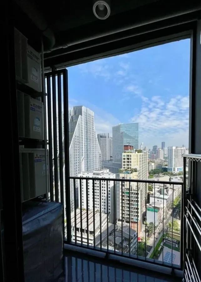 For rent: Ideo Chula Samyan, corner unit, less crowded, spacious living area, fully furnished. Don't miss out!