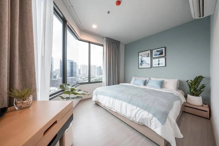 For rent: Life Ladprao, corner room, Panorama view, decorated in a minimalist style, comes with real wood furniture, Fit in style.