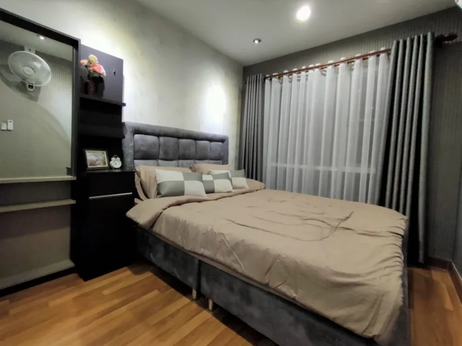 ให้เช่า คอนโด รีเจ้นท์ โฮม สุขุมวิท 81 ชั้น 7 วิวกลางสระน้ำสวยๆ ตกแต่งวอลเปเปอร์ เฟอร์นิเจอร์ครบครัน กั้นห้องเป็นสัดส่วน