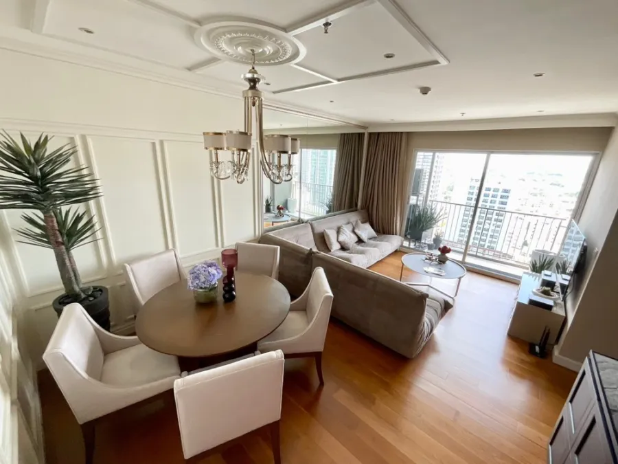 Condo for rent, Hive Taksin, very beautifully decorated, big sofa, very comfortable to sit on. Don't postpone it, book now.