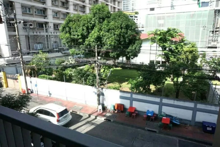For sale or rent Focus at Ploenchit, corner room, quiet and private. Fully decorated with furniture, reserve now.