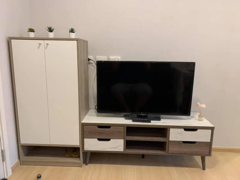 ห้องวิวสระสวยๆ มี Digital door lock ให้ด้วย ห้อง 1 นอน เฟอร์และเครื่องใช้ไฟฟ้าครบสูตร เข้าอยู่ได้เลย