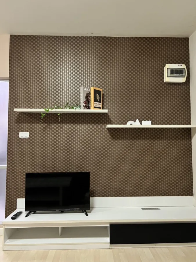 ให้เช่า D Condo รามอินทรา ชั้น 6 ห้อง STUDIO ตกแต่งพร้อมอยู่ โซฟาหนังนั่งสบาย ไม่ร้อน จองเลยจ้า ด่วน