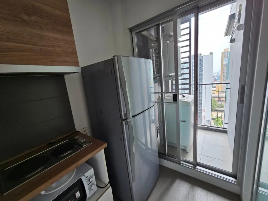 For sale or rent: U Delight Residence (Pattanakarn - Thonglor), 18th floor, large front room. The wallpaper is well installed. Hurry and reserve now.
