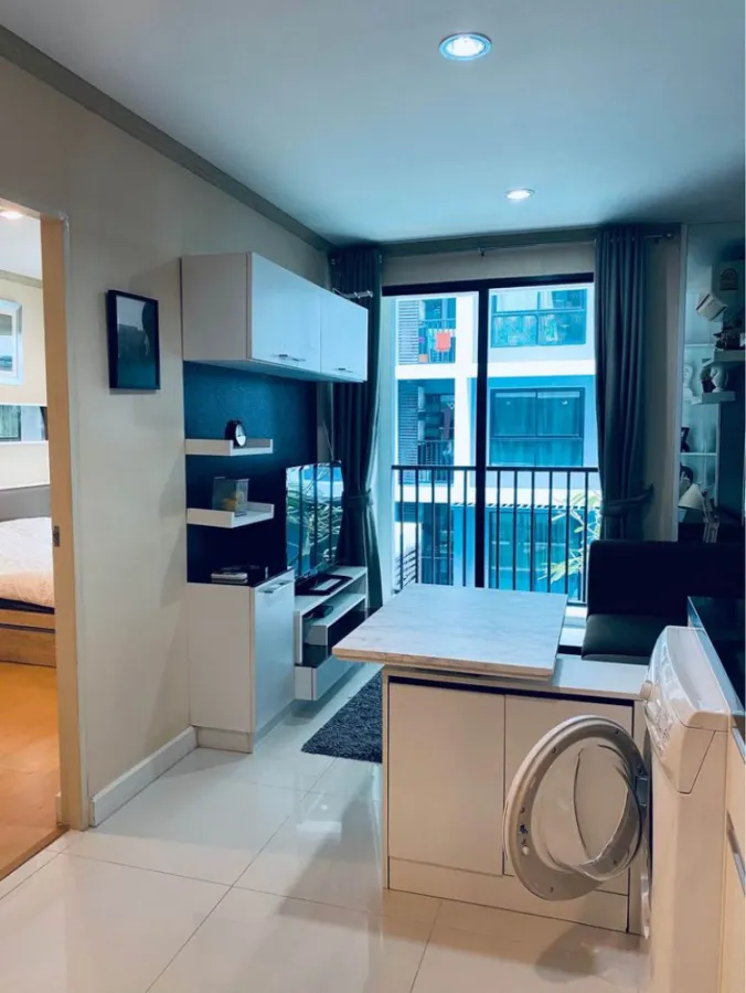 Metrosky Ratchada for rent, beautiful room, modern decoration, perfect fit, great pool view Book and you won't regret it. Hurry up.