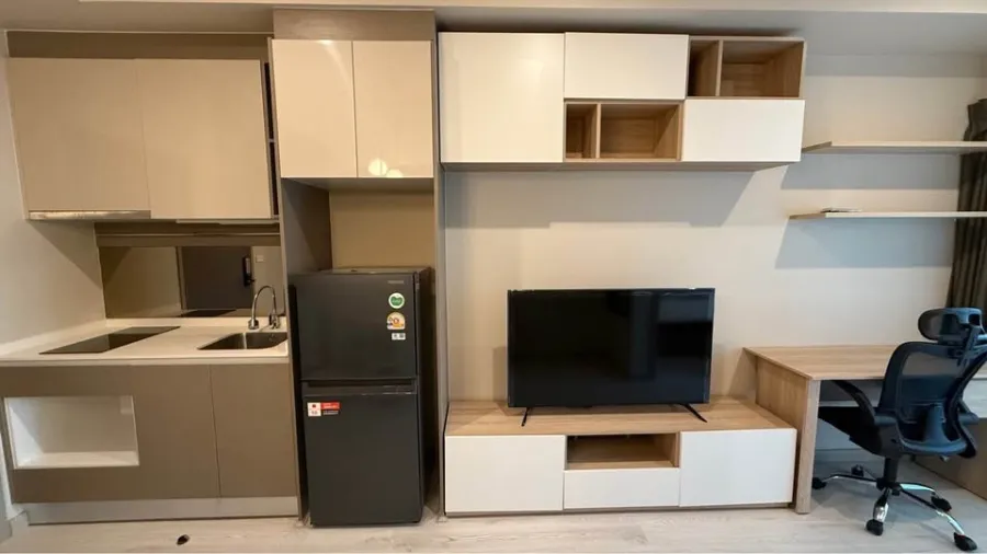 For sale or rent: Ideo Rama 9 - Asoke. Has built-in cabinets and shelves in good condition. Close to shopping areas. Interested? Book now!