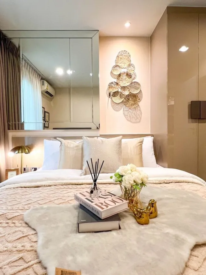 For sale: The Crest Sukhumvit 49, a luxurious Buit-In decorated room, very beautiful and livable. Good furniture, don't miss it.
