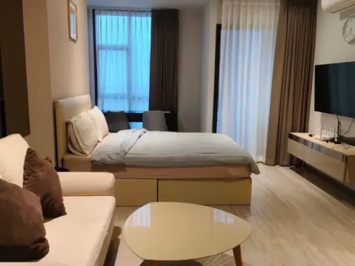For rent!! Condo Rhythm Ekkamai, 24th floor, complete furniture and appliances, nice room, good location, don't miss it!!