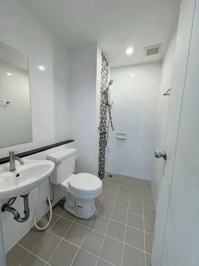 For sale: Unio Charan 3 floors, 2 rooms divided into sections. Decorated simply, color tones easy on the eyes, so nice to live in, move in immediately