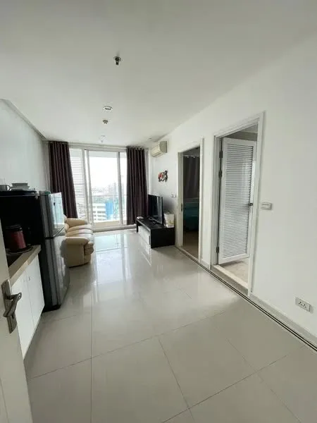 For rent: TC Green, 1 bedroom, 1 bathroom, lots of usable space, fully furnished, just bring your bags and move in.