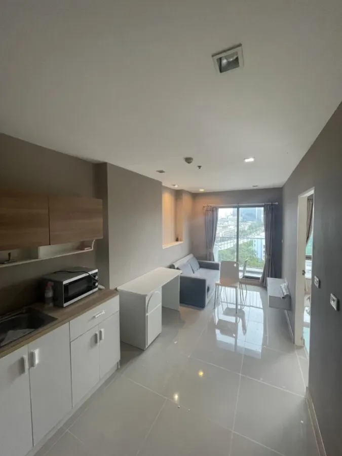 For rent, Casa Condo Asoke-Din Daeng, in the heart of the city, fully furnished, ready to move in, reasonable price, don't miss it!!