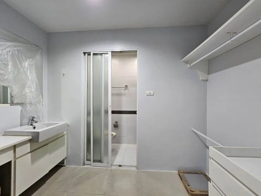 For sale: A Space ID Asoke-Ratchada, spacious empty room, 2 bedrooms, 2 bathrooms, very beautiful central area. Don't miss it.
