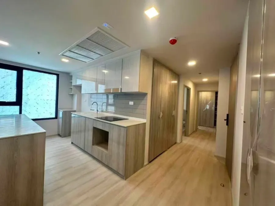 For sale: Cobb Ratchada-Rama 9. Huge, luxurious unit with 4 bedrooms and 5 bathrooms. Spacious area. Book now!