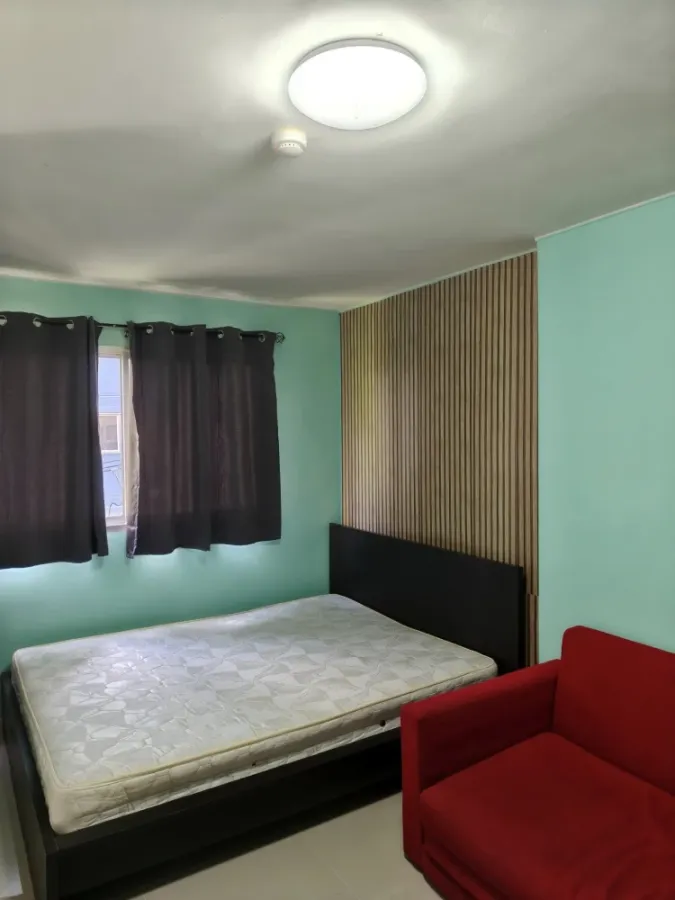 For rent Lumpini Condotown Chonburi - Sukhumvit, a nice room with a bright red sofa, good location, book now.