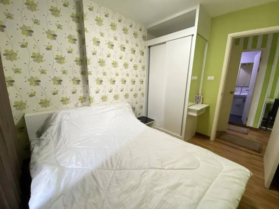 For rent, The Trust Condo, Ngamwongwan, nice room, decorated in bright colors. Install wallpaper in the whole room. Hurry up to reserve.