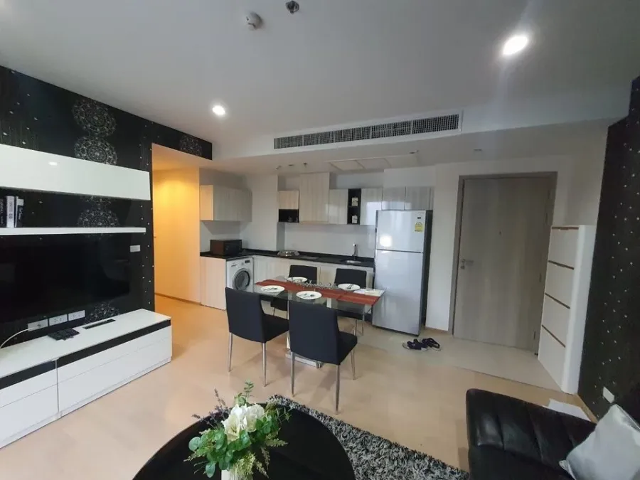 For rent HQ Thonglor, very spacious room, fully built-in, wallpaper installed throughout the room. If you don't reserve, you'll miss a lot.