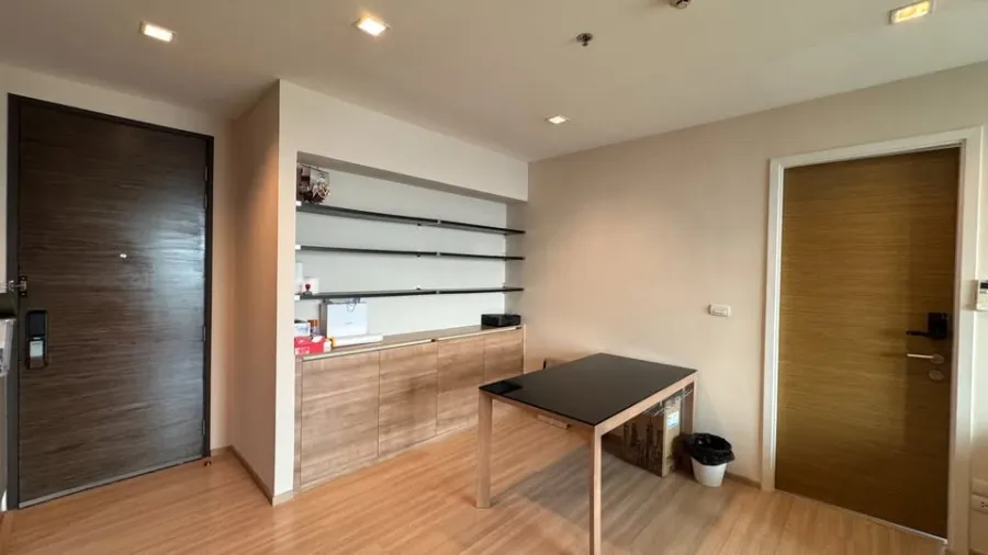 For sale: Rhythm Phahon-ari, very high floor, great view, no tall buildings, no view blocked, balcony not attached to anyone, very worth booking.