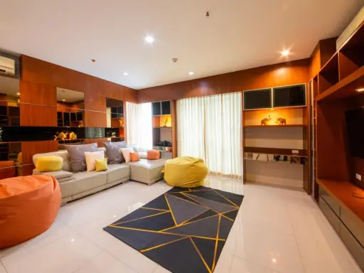 For rent: Villa Asoke, heavily built-in. Full furniture and electrical appliances Just come and move in.