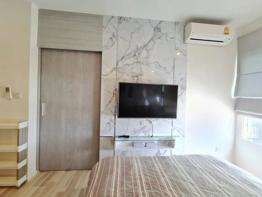 Condo for sale, rent, The Key Sathorn - Charoenrat, decorated with built-in marble pattern. Genuine leather sofa, very comfortable to sit on. Book now