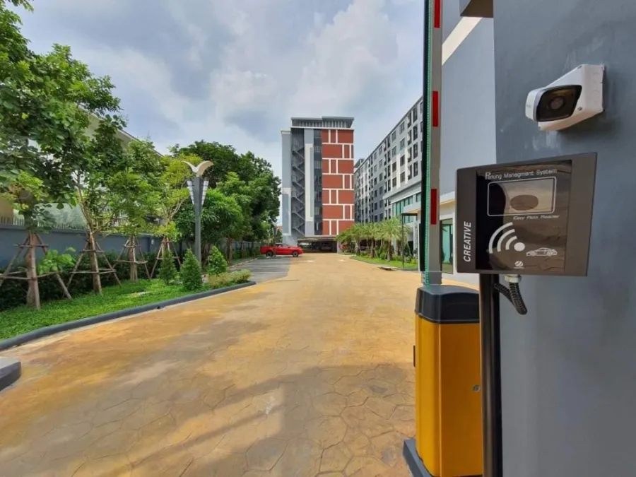 For sale: The One Plus Grand Ramkhamhaeng. The room is separated into sections. Complete set of furniture Don't just look, hurry and reserve now.