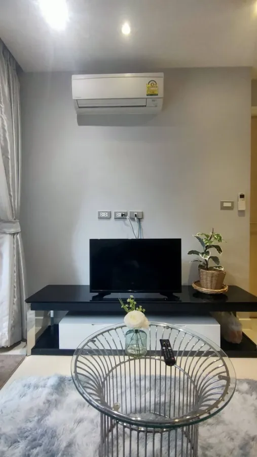 Room for rent at Grande Caribbean Resort Pattaya. Located on the 1st floor, with direct pool access. Fully furnished; just bring your suitcase and mov